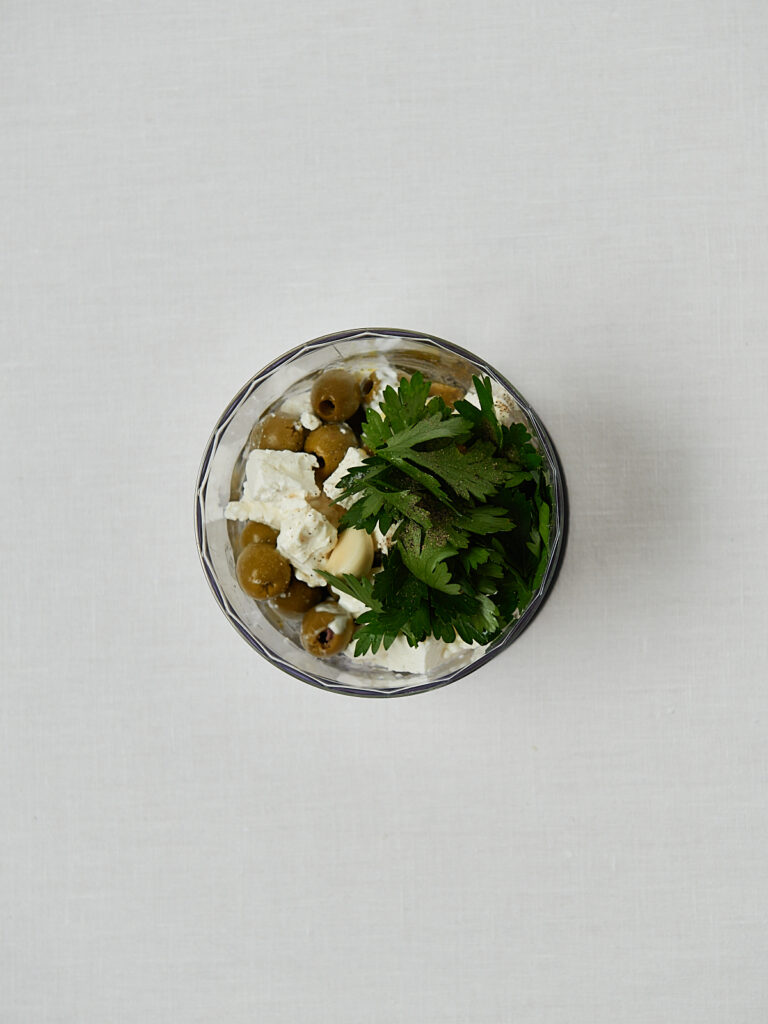 Green Olive Feta Dip mit Feta und Petersilie im Mixer – Zubereitungsschritt