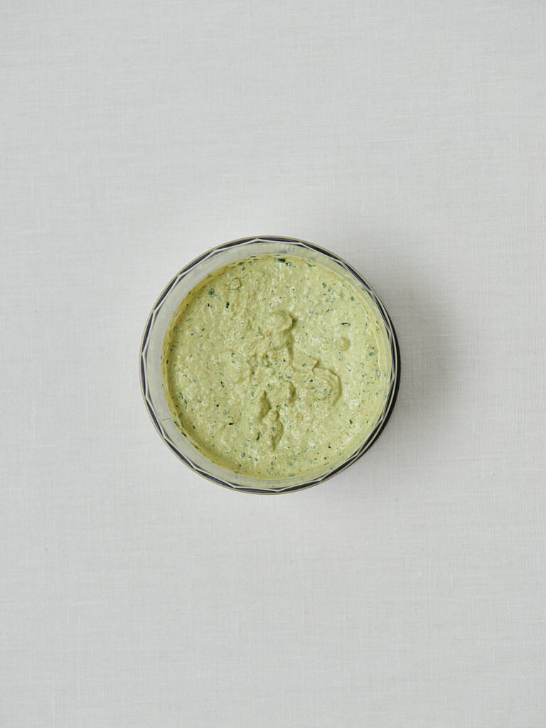 Green Olive Feta Dip mit Petersilie auf hellem Untergrund – Overhead Shot Draufsicht