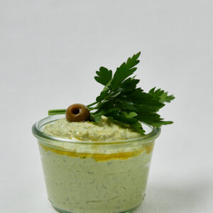 Green Olive Feta Dip mit Petersilie und Olive auf Teller – seitliche Nahaufnahme