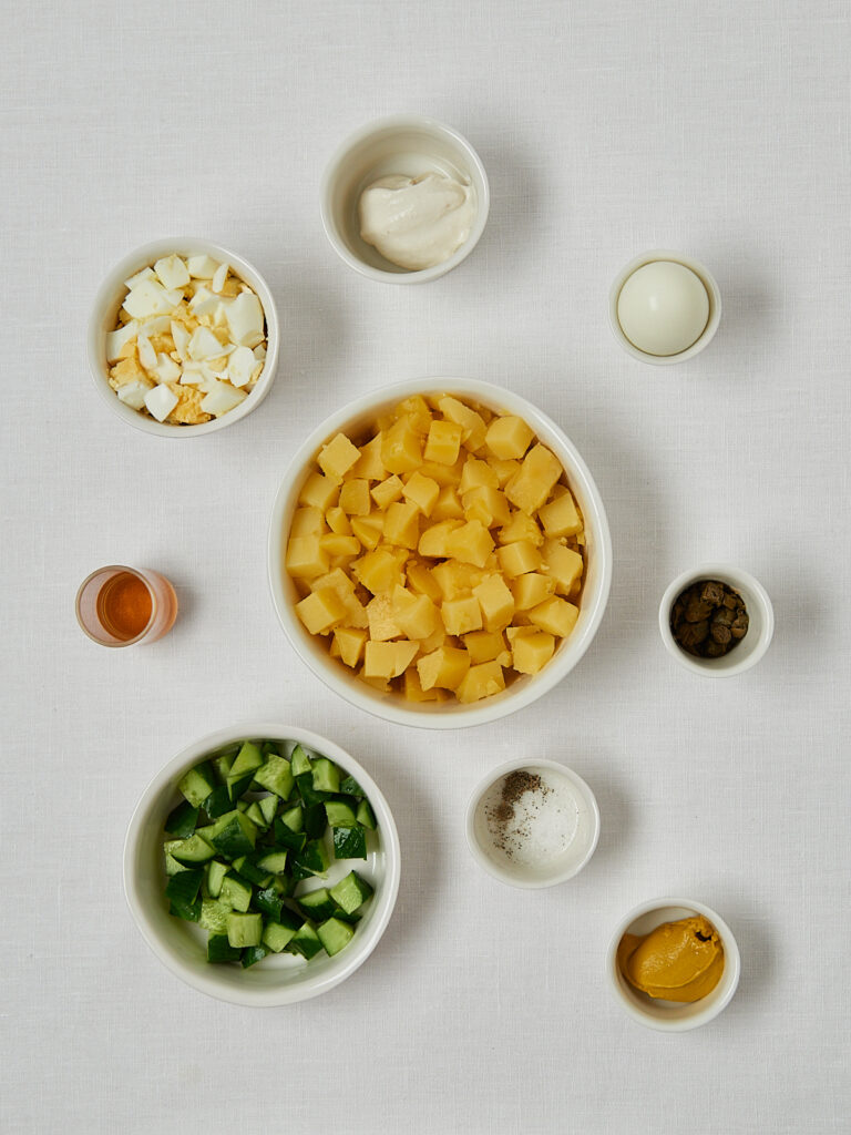 Zutaten-Flatlay japanischer Kartoffelsalat – Hüttenkäse, Kartoffeln, Senf und Gewürze