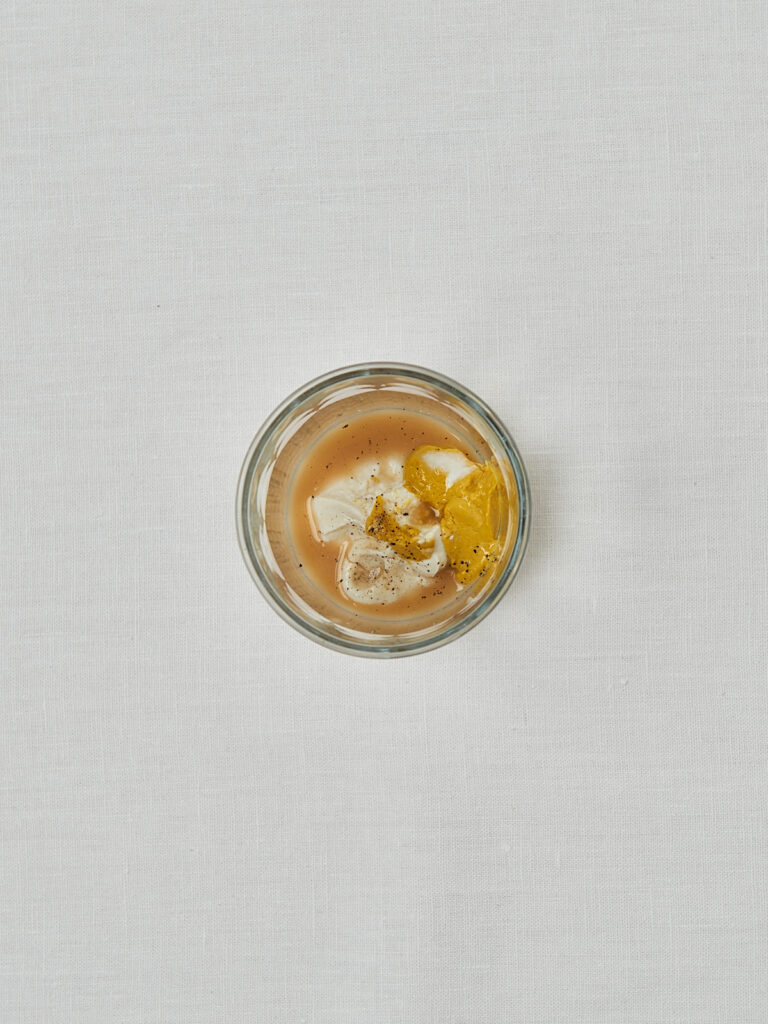 Cremiges Joghurt Senf Dressing in Schüssel – Zubereitungsschritt Kartoffelsalat