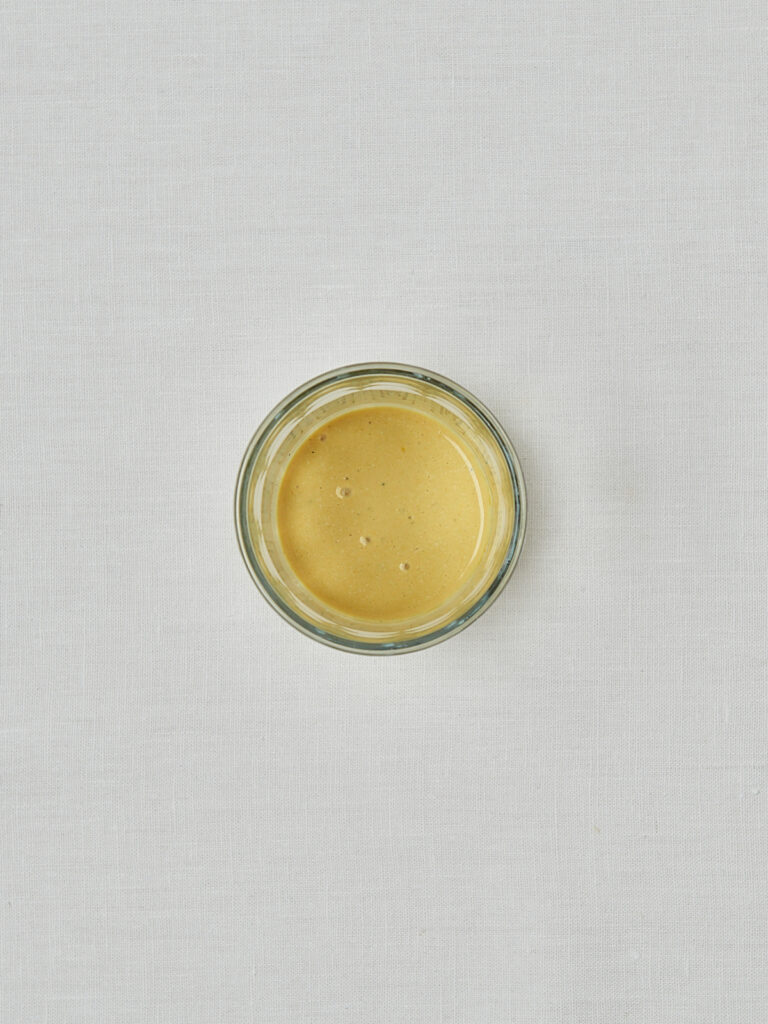 Senf Joghurt Reisessig Dressing in weißem Schälchen – Basis für japanischen Kartoffelsalat