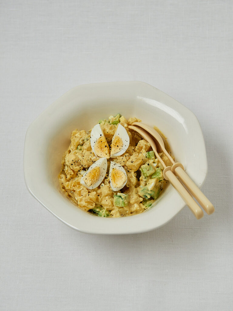 Japanischer Kartoffelsalat mit Holzstäbchen und Ei-Topping – Draufsicht