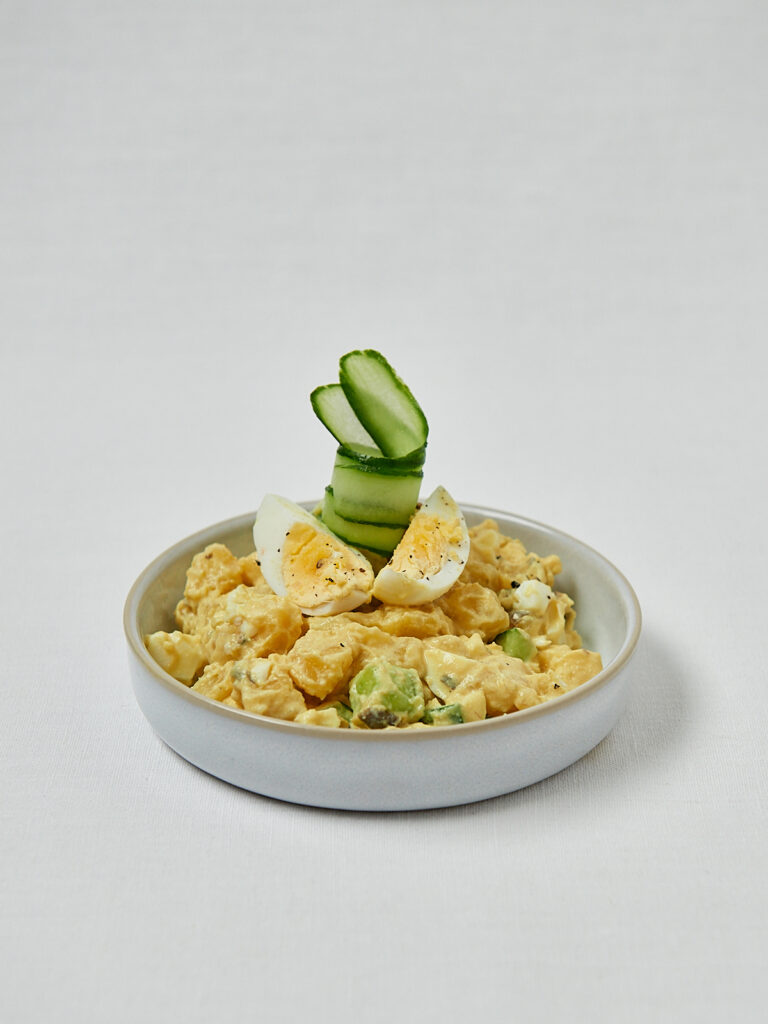 Japanischer Kartoffelsalat mit Ei und Gurkenscheiben – seitliche Nahaufnahme