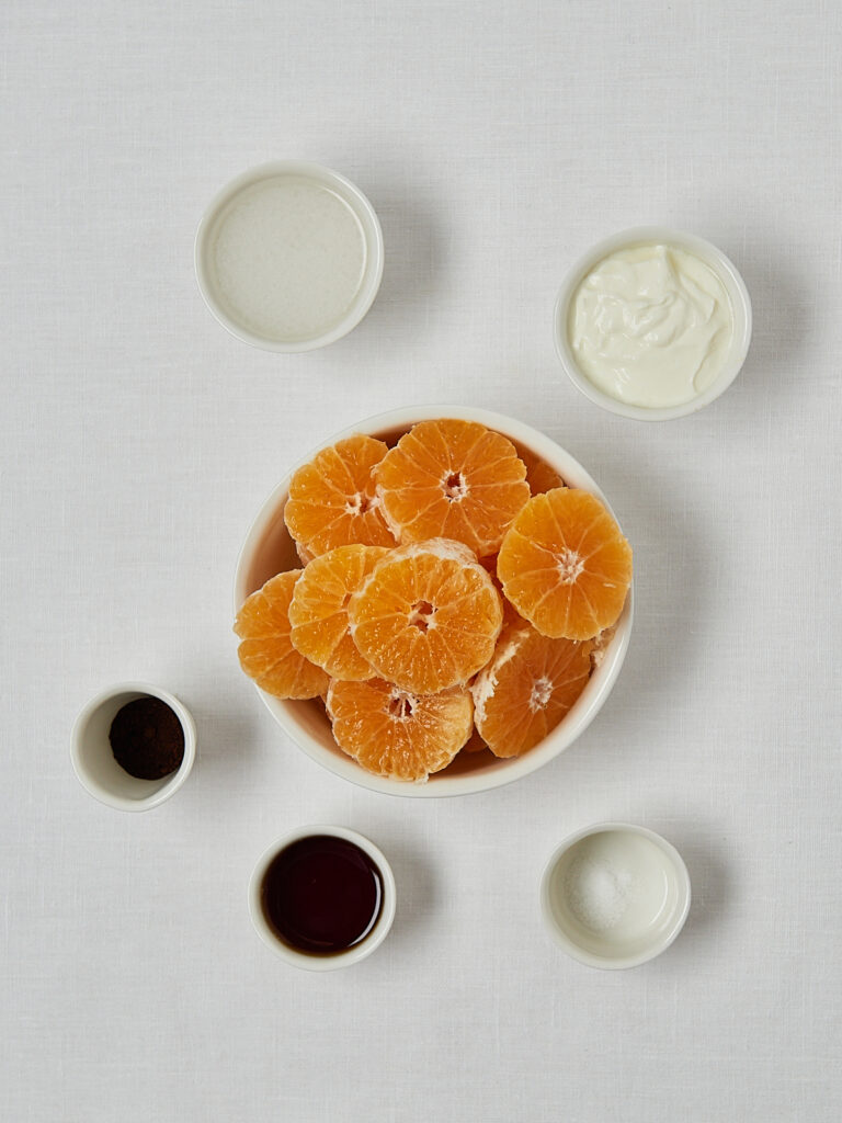 Zutaten-Flatlay Creamsicle Pops – Mandarine, Joghurt, Kokosmilch und Ahornsirup