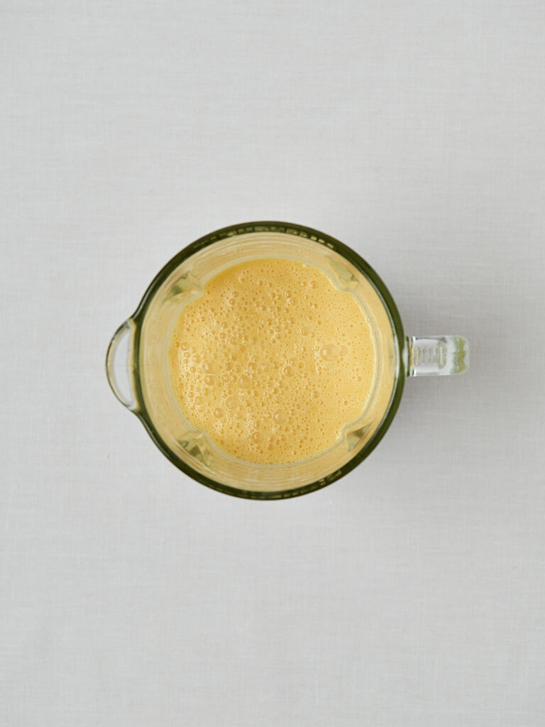 Cremige Mandarine Kokosmilch Masse im Mixbehälter – Zubereitungsschritt Creamsicle Pops