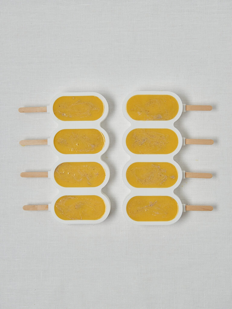 Cremige Popsicles in Silikonformen – Zubereitungsschritt vor dem Einfrieren