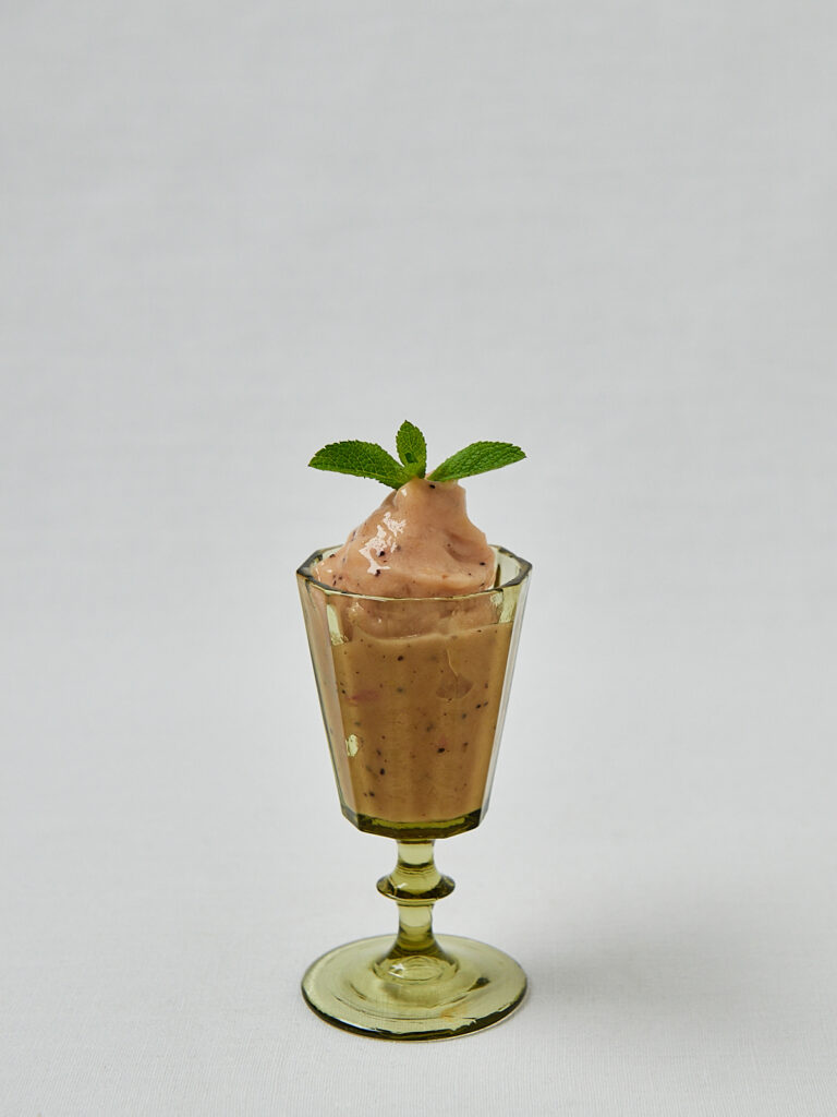 Kiwi Nice Cream mit Ingwer-Drink im Hintergrund – gesunde Sommerrezepte MOAI