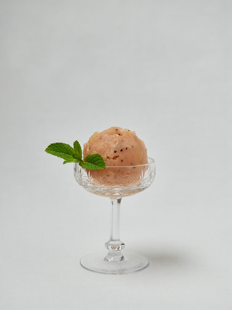 Selbstgemachte Kiwi Nice Cream mit Minzblatt – gesundes veganes Sommereis MOAI New York