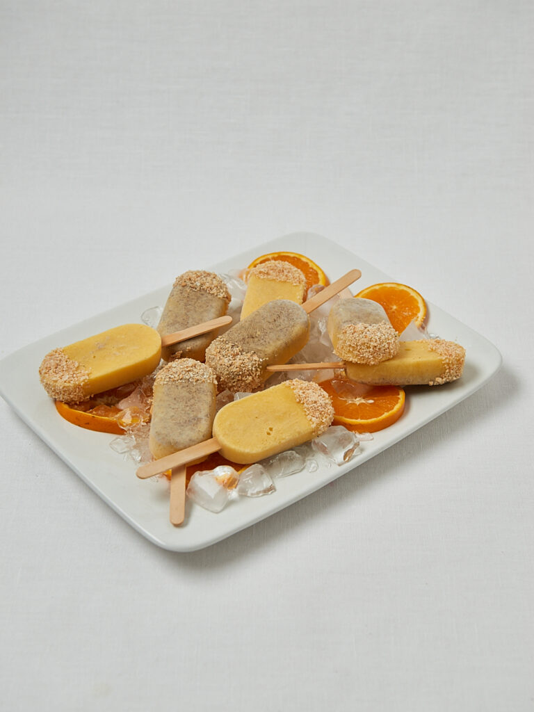 Creamsicle Pops mit Mandarine auf weißem Tablett – gesunde cremige Popsicles ohne raffinierten Zucker