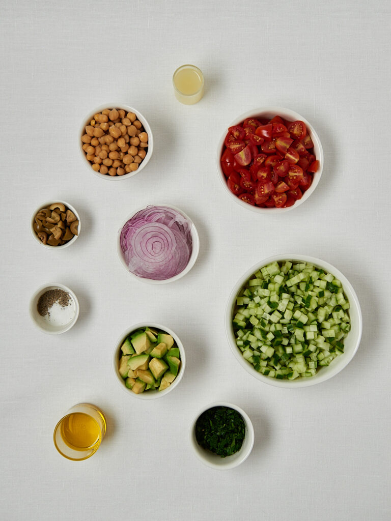 Zutaten-Draufsicht Kichererbsensalat &ndash; frisches Gem&uuml;se und H&uuml;lsenfr&uuml;chte Rezept