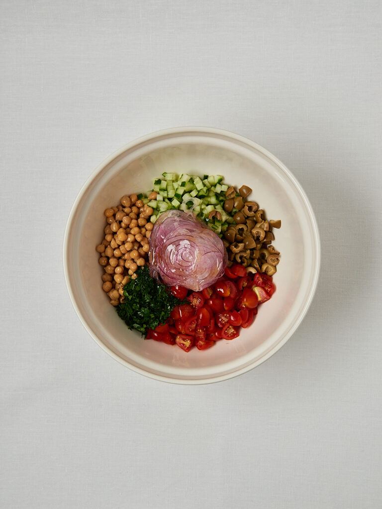 Kichererbsensalat mit roten Zwiebeln und Kr&auml;utern &ndash; gesundes Mittagessen MOAI