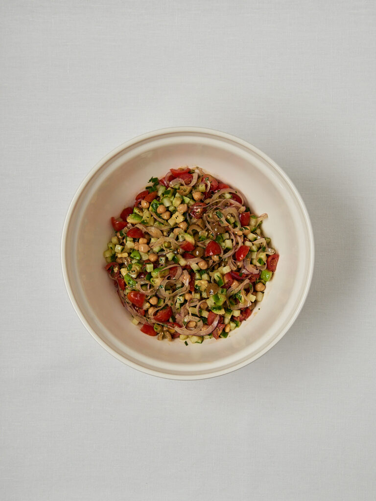 Gurken-Kichererbsen-Salat mit Granatapfelkernen in wei&szlig;er Schale &ndash; proteinreich