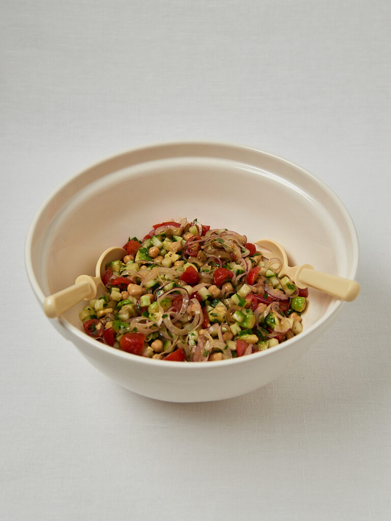 Kichererbsen-Salat mit Cracker auf Teller &ndash; zuckerfreies Rezept Svenja Ostwald