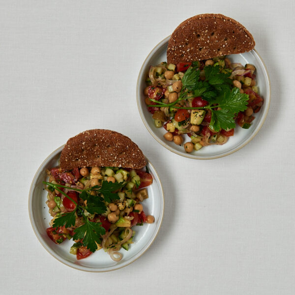 Gurken-Kichererbsen-Salat seitliche Aufnahme mit Cracker – gesundes Salatrezept