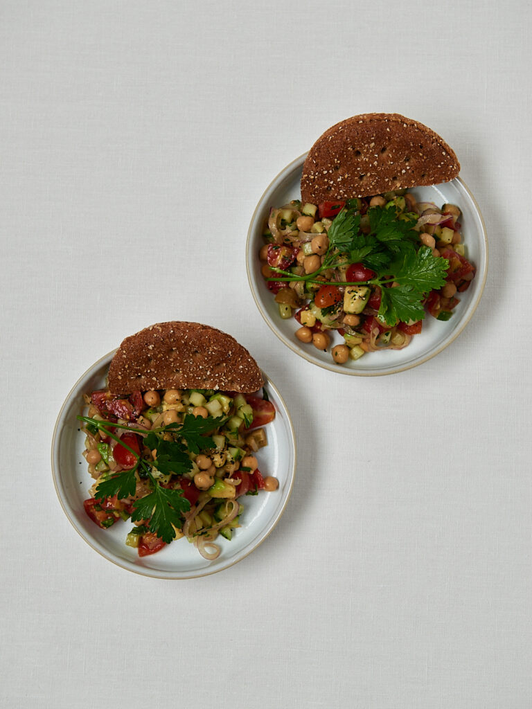 Gurken-Kichererbsen-Salat seitliche Aufnahme mit Cracker &ndash; gesundes Salatrezept
