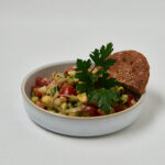 Kichererbsensalat mit Gurke und Petersilie von oben – zuckerfreies Salatrezept