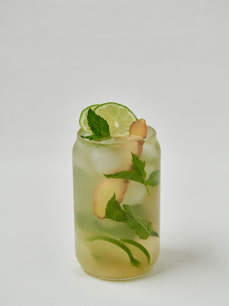 Ingwer-Minze-Drink mit Limette im Glas &ndash; nat&uuml;rliches Elektrolytgetr&auml;nk zuckerfrei