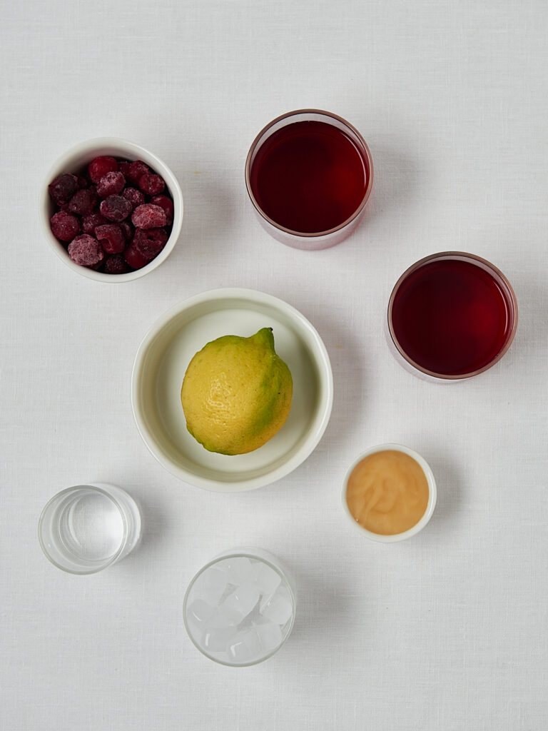 Zutaten-Flatlay Cherry Hibiskus Lemonade &ndash; Kirschen, Hibiskus, Zitrone und Honig