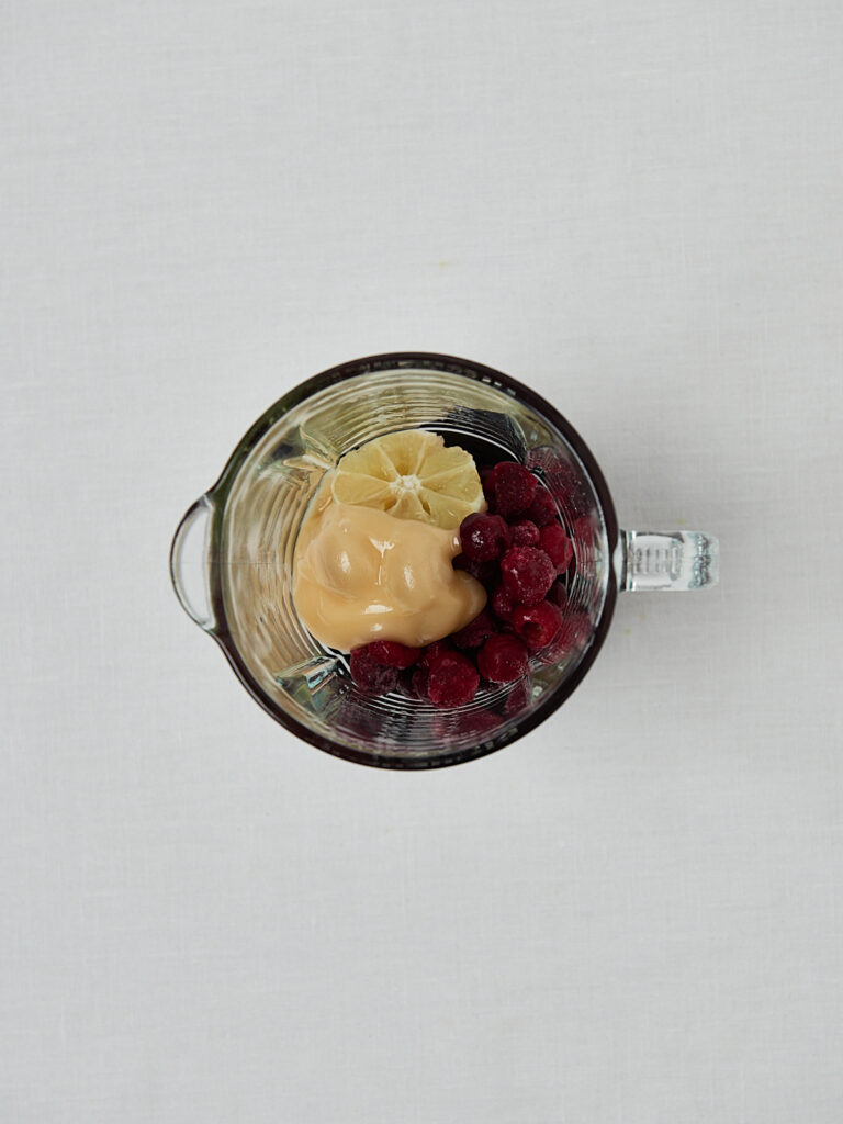 Kirschen und Hibiskus im Mixbeh&auml;lter &ndash; Zutaten f&uuml;r Cherry Hibiskus Lemonade