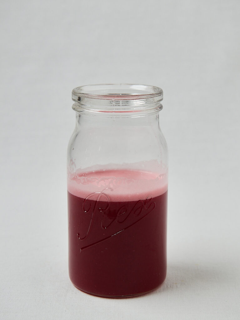 Cherry Hibiskus Lemonade rosa Basis in Weckglas &ndash; Zubereitungsschritt seitlich