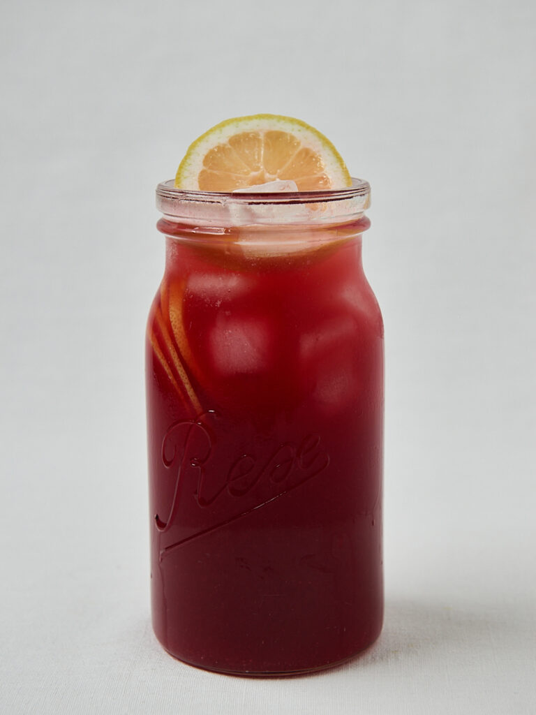 Cherry Hibiskus Lemonade in Weckglas &ndash; Nahaufnahme seitlich ohne Topping