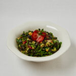 Skin Glow Salat mit Quinoa, Kräutern und Erdbeeren – seitliche Nahaufnahme