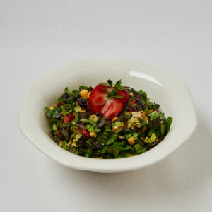 Skin Glow Salat mit Quinoa, Kr&auml;utern und Erdbeeren &ndash; seitliche Nahaufnahme