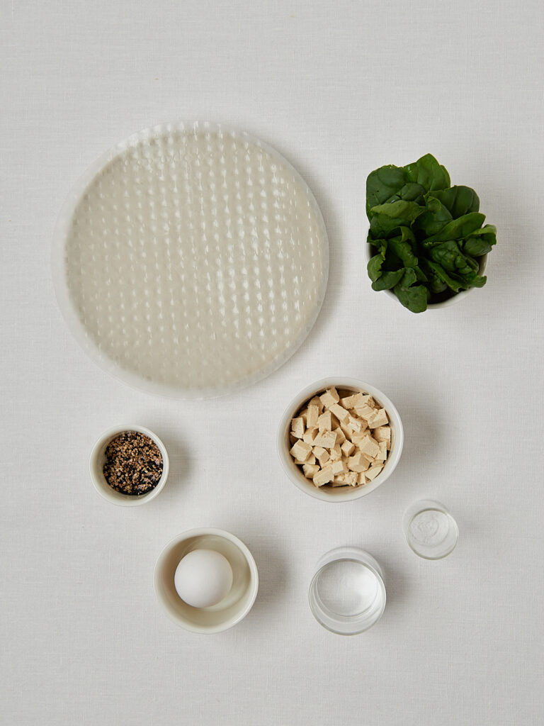 Zutaten-Flatlay Greek Panini &ndash; Reispapier, Kr&auml;uter, Feta und Pistazien
