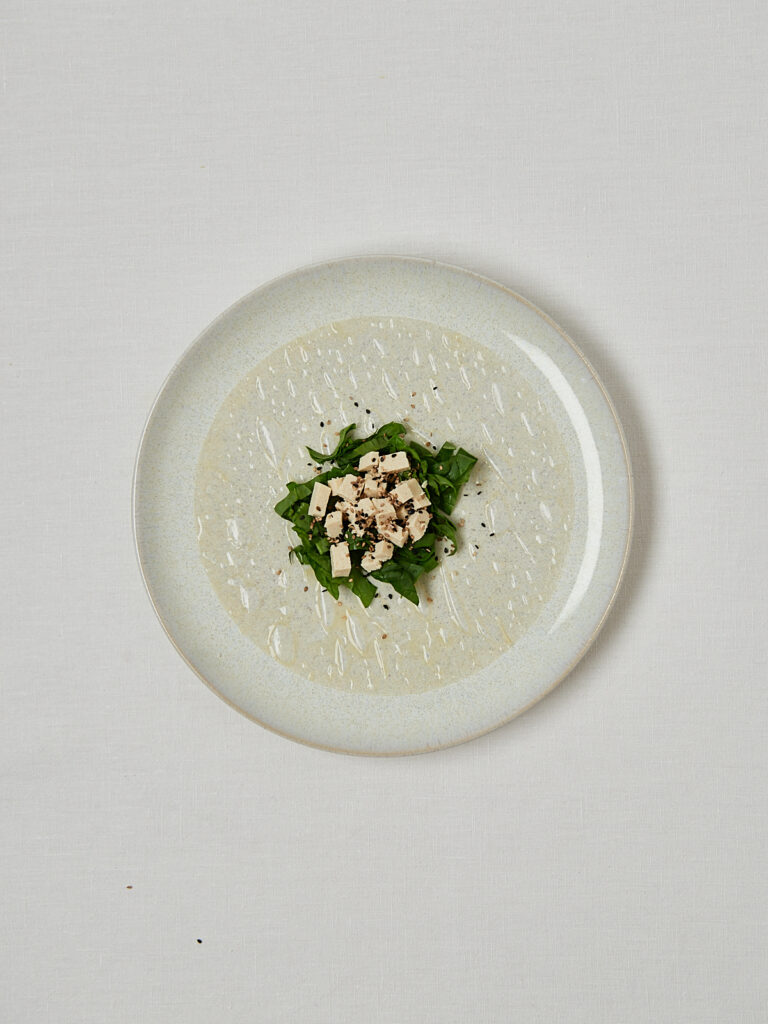 Greek Panini F&uuml;llung mit Kr&auml;utern auf wei&szlig;em Teller &ndash; Overhead Shot