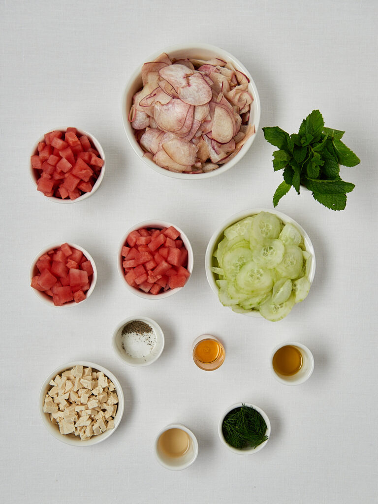Zutaten-Flatlay Gurken Pfirsich Salat &ndash; Feta, Pfirsich, Gurke und Kr&auml;uter