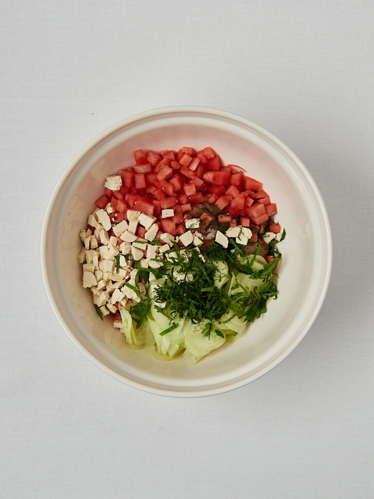 Gurken Pfirsich Salat Basis in Sch&uuml;ssel &ndash; Overhead Shot vor dem Vermengen