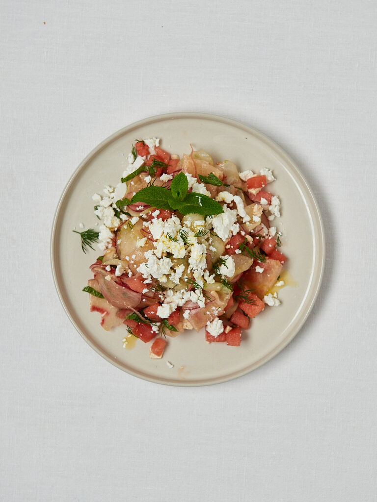 Gurken Pfirsich Salat mit Kr&auml;utern und Holzl&ouml;ffel &ndash; Draufsicht Zubereitungsschritt