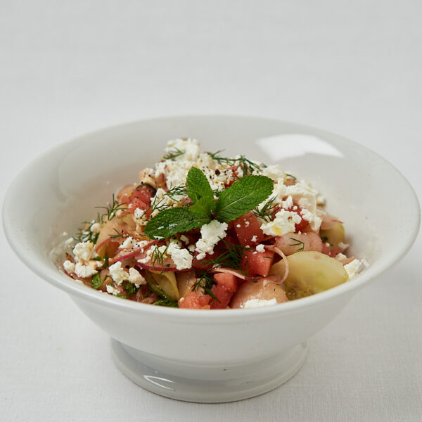 Gurken Pfirsich Salat mit Feta und Minze – Draufsicht Overhead Shot