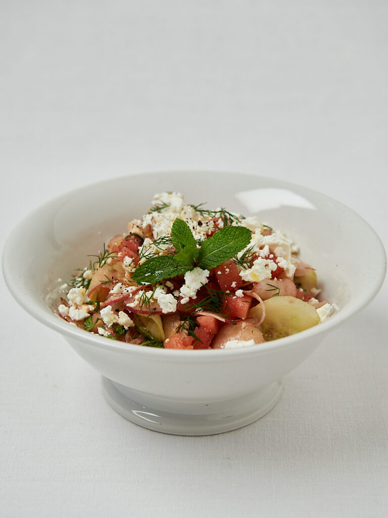Gurken Pfirsich Salat mit Feta und Minze &ndash; Draufsicht Overhead Shot