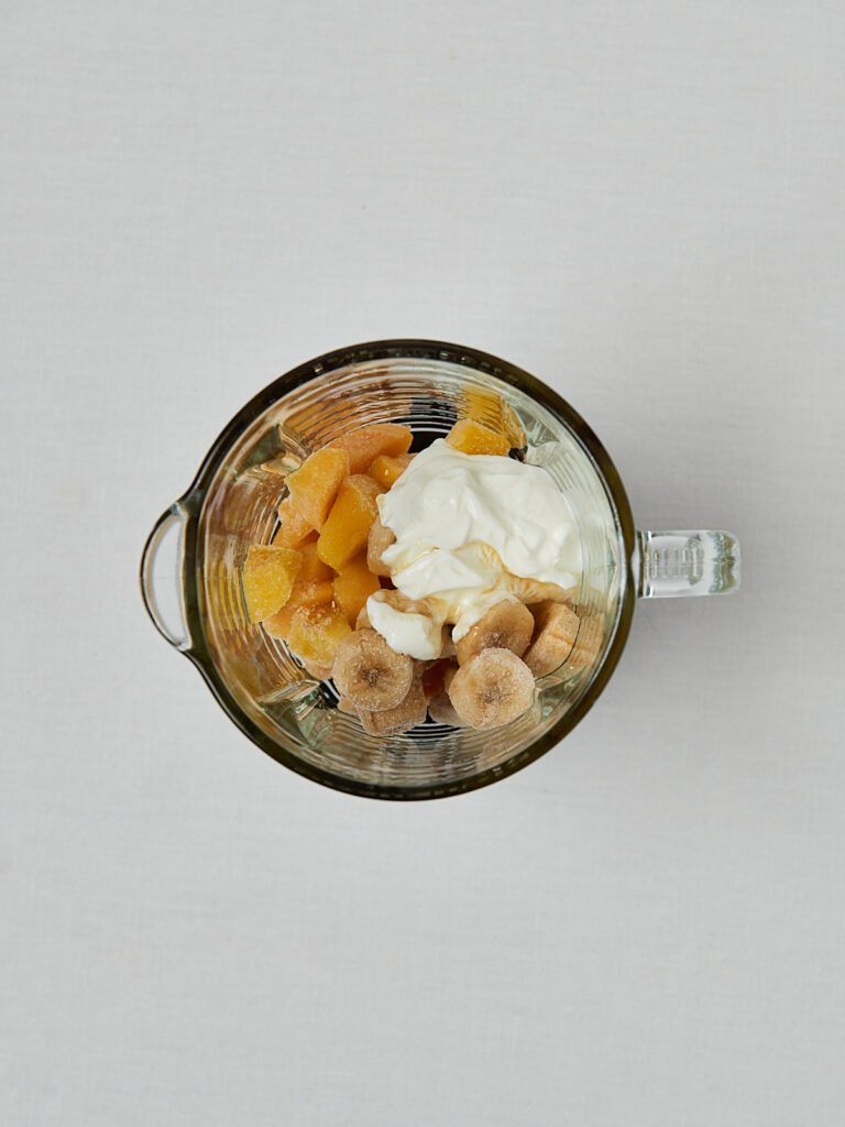 Pfirsich Nice Cream Masse mit Joghurt im Mixbehälter – cremige Basis Zubereitungsschritt