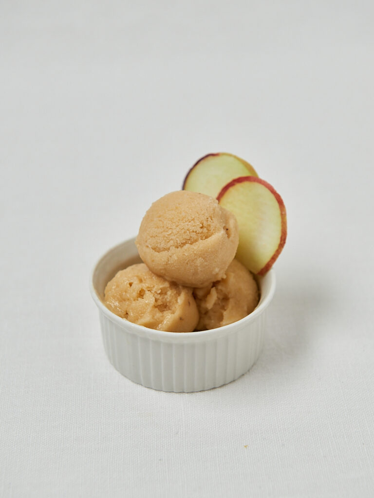 Pfirsich Nice Cream Kugeln mit frischen Pfirsichscheiben – gesundes cremiges Eis ohne Zucker