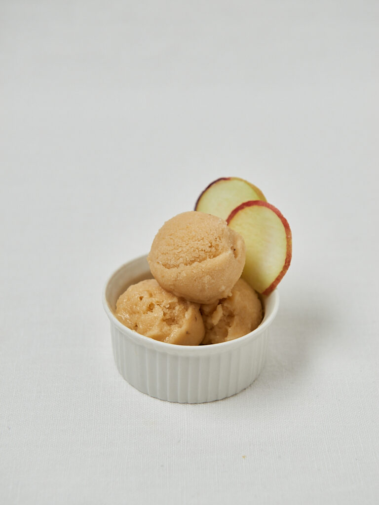 Pfirsich Nice Cream Kugeln mit frischen Pfirsichscheiben – gesundes cremiges Eis ohne Zucker