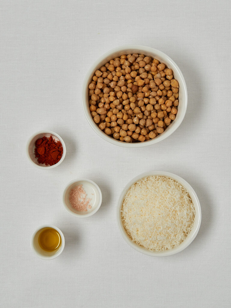 Zutaten-Flatlay Cheezy Chickpeas – Kichererbsen, Zitrone, Paprika und Gewürze