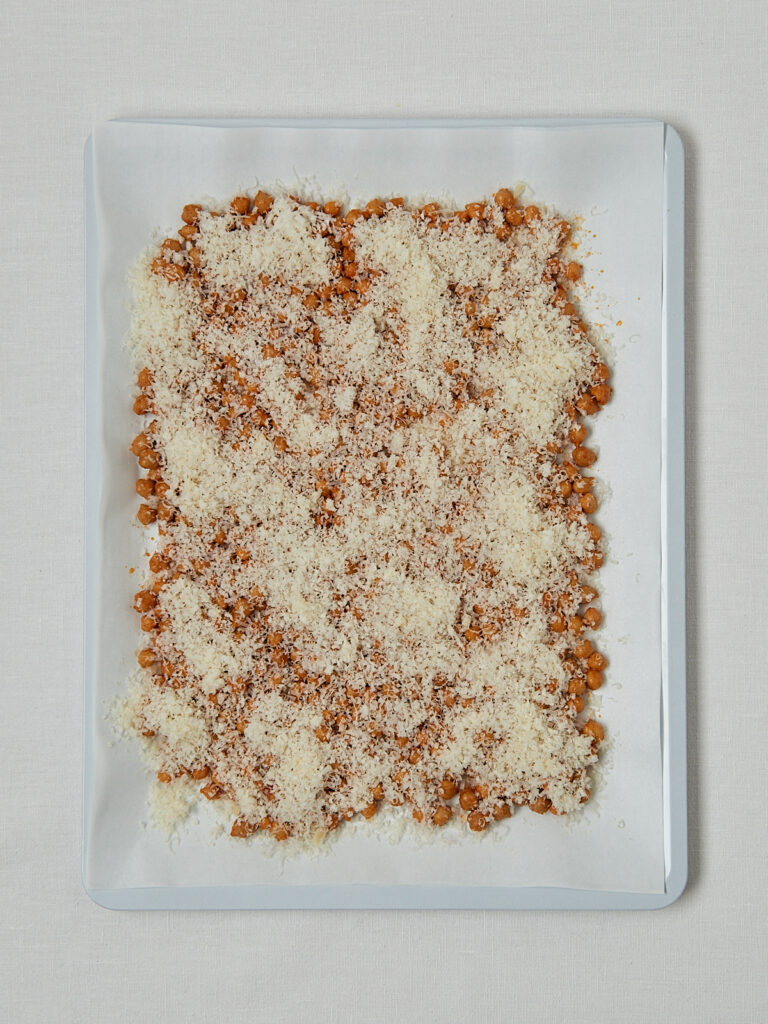 Cheezy Chickpeas auf Backpapier ohne Schüssel – Overhead Shot