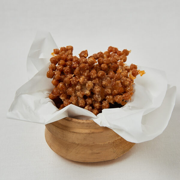 Cheezy Chickpeas auf Backpapier in Sch&uuml;ssel &ndash; frontale Aufnahme