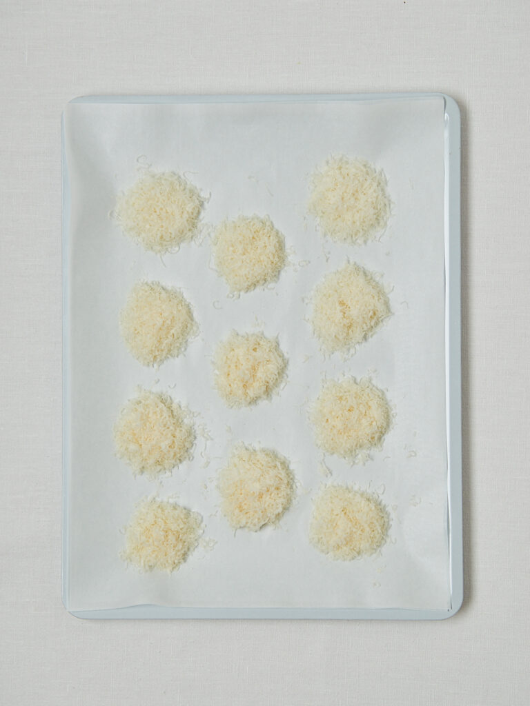 Rohe Parmesan Croutons auf Backblech vor dem Backen &ndash; gleichm&auml;&szlig;ige Portionen Draufsicht
