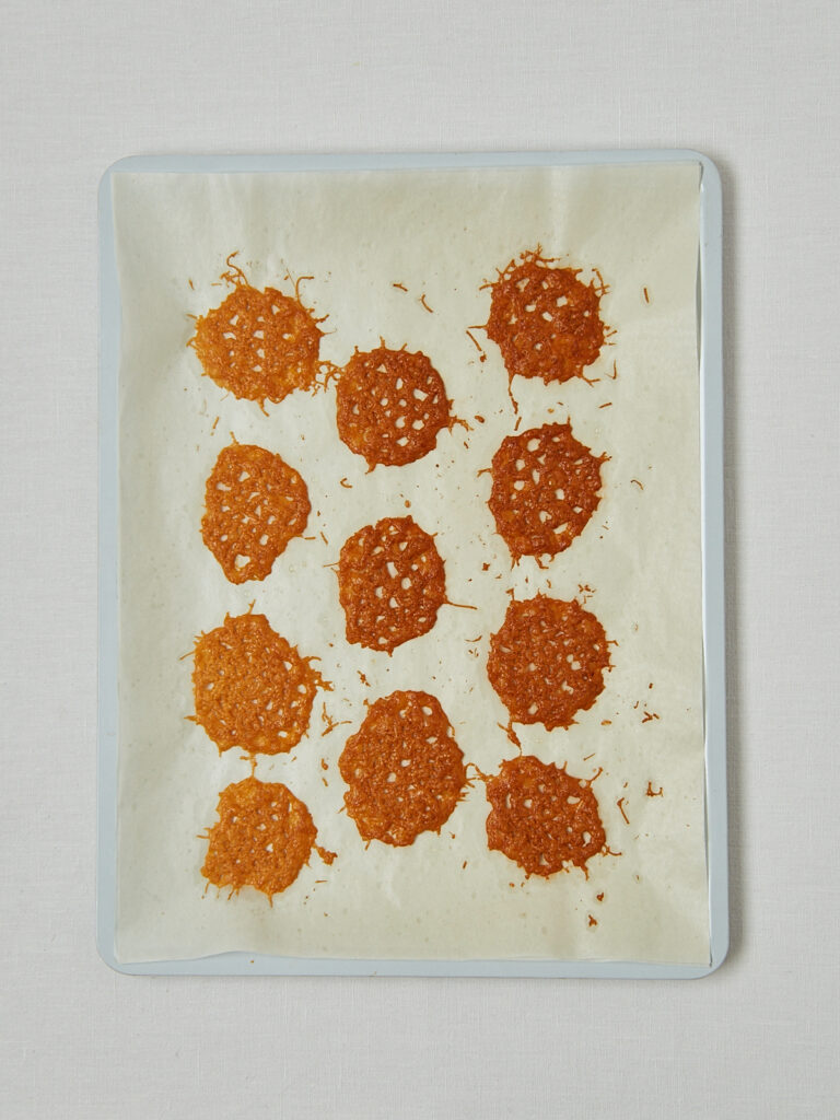 Parmesan Croutons auf Backblech gebacken &ndash; Overhead Shot Zubereitungsschritt