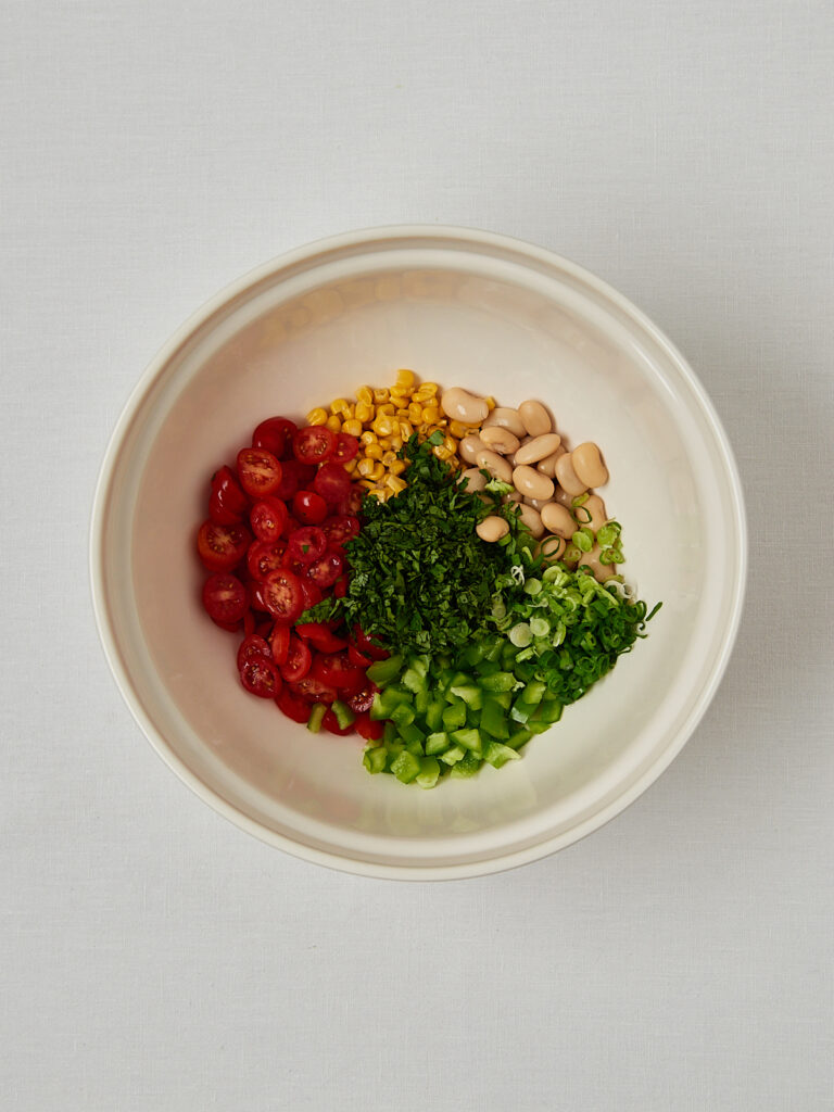 Zutaten Butter Bean Corn Salad &ndash; Bohnen, Mais, Kr&auml;uter in Sch&auml;lchen Overhead Shot