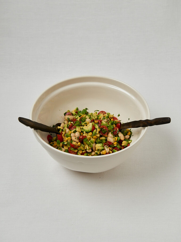 Butter Bean Corn Salad mit schwarzem Besteck &ndash; Overhead Shot ohne Garnitur