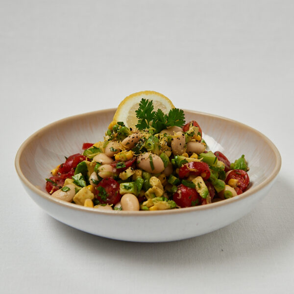 Weißer Bohnensalat mit Mais und Kirschtomaten in Schüssel – Overhead Shot