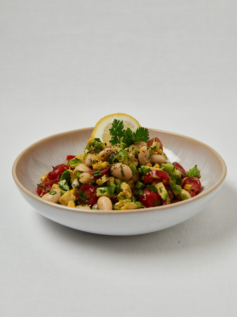 Wei&szlig;er Bohnensalat mit Mais und Kirschtomaten in Sch&uuml;ssel &ndash; Overhead Shot