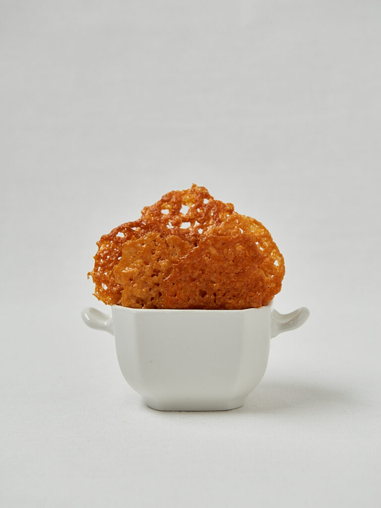 Parmesan Crouton einzeln &ndash; frontale Studioaufnahme