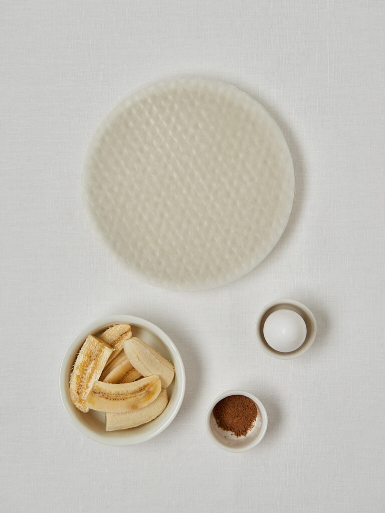 Leeres Reispapier auf wei&szlig;em Teller &ndash; Vorbereitung Bananen Churros