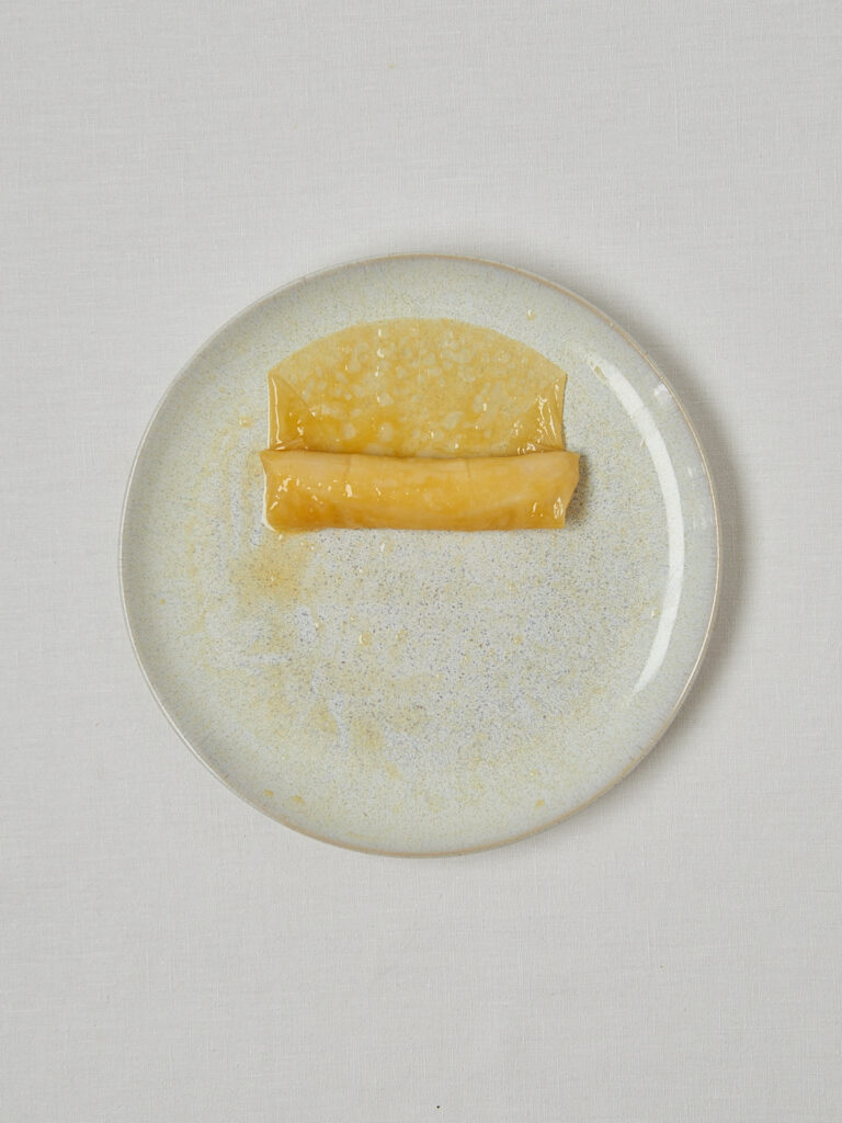 Reispapier mit Bananenf&uuml;llung gerollt &ndash; Zubereitungsschritt seitlich